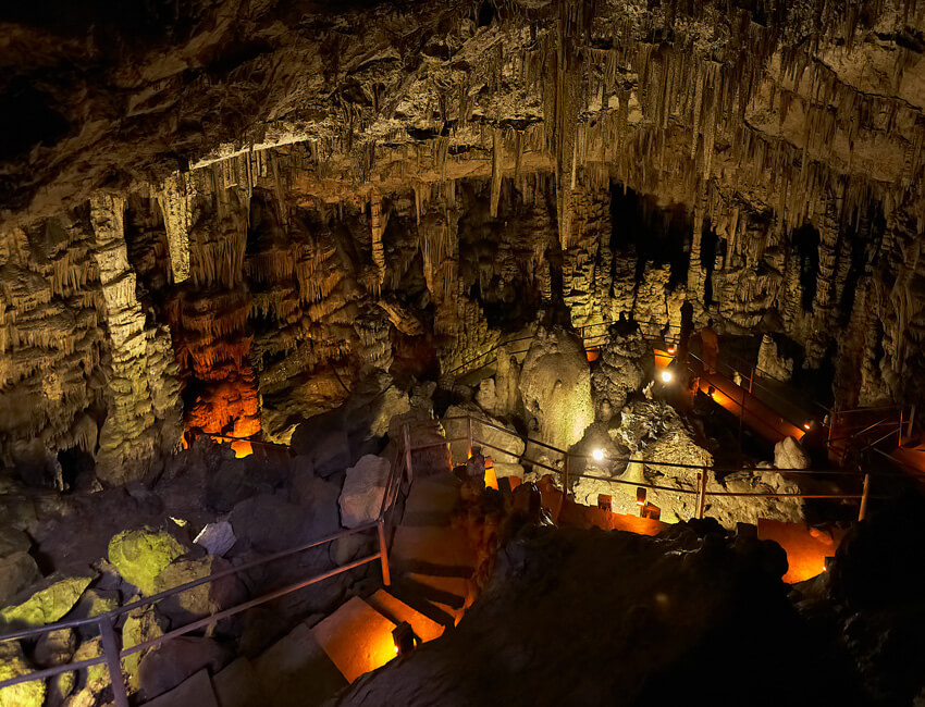 Dikteon Andron cave